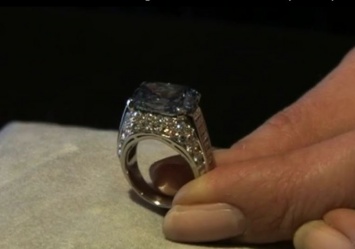 Англичанка 37 лет назад купила кольцо в лавке бижутерии. Оказалось - это огромный бриллиант. Продали на Sotheby's