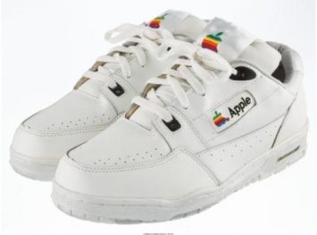За кроссовки от Apple просят 15 000 долларов на eBay
