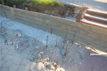 Армопояс для подпорной стены в центре Керчи заливают бетоном