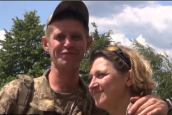Военные судьбы: в Северодонецке поженились медик и сержант с передовой (ВИДЕО)