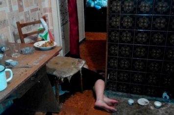 Фотофакт: Пьяная мать заснула под громкий плач своего годовалого ребенка