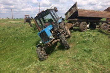 Пьяный крымчанин угнал трактор и застрял на нем в яме