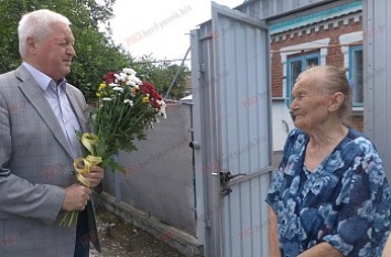 Бердянского ветерана, героя социалистического труда Анну Дойнову поздравили с юбилеем