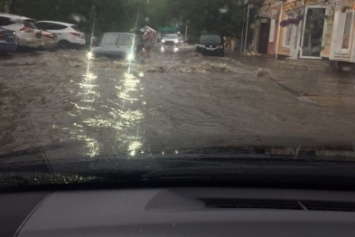 В Симферополе из-за ливня машины «поплыли» по дорогам города (ВИДЕОФАКТ, ФОТО)