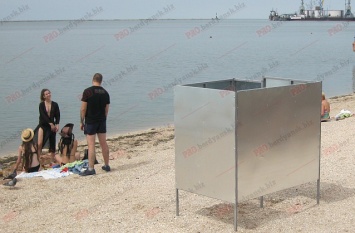 На бердянских пляжах устанавливают новые кабинки для переодевания