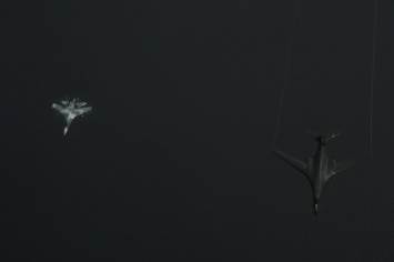 Появились первые фото инцидента с истребителем России и бомбардировщиками США