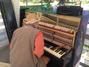 В киевском парке после погрома вандалов установили очередное пианино