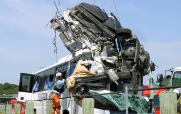 В Японии "летающий" автомобиль врезался в автобус: 45 раненых