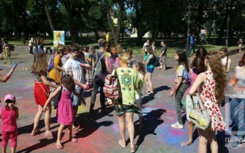 Краски, танцы и веселье: в Кривом Роге провели фестиваль "Color of weekend"