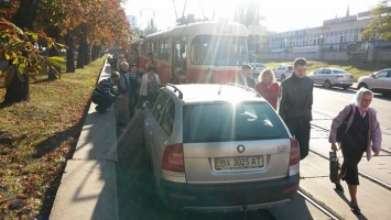 "Разрешить технический таран", - киевляне возмущены "героем парковки" на трамвайных путях