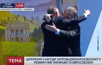 Порошенко открыл "двери к безвизу с ЕС" и обнялся с президентом Словакии