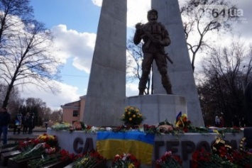 К Монументу памяти погибшим в зоне АТО Героям добавили три гранитные плиты с именами терновчан (ФОТО)