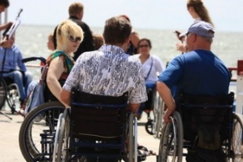 Мариупольцы с инвалидностью открыли пляжный сезон