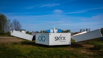 Зарядная станция дает дронам SkyX возможность неограниченной дальности полета