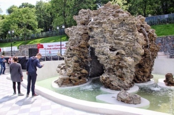 Суеверные отдыхающие забросали монетами фонтан в Стамбульском парке и вывели его из строя