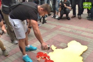 В Харькове около российского консульства облили "кровью" макет карты Украины