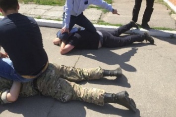 В Днепропетровской области военные прокуроры и сотрудники СБУ задержали начальника колонии (ФОТО, ВИДЕО)