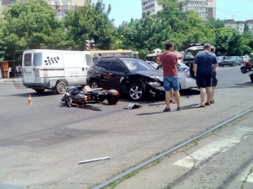 Серьезное ДТП на Таирова: мотоциклист угодил в больницу