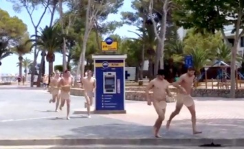 Группа британцев, пробежавших голыми по испанскому курорту в Магалуфе, оштрафована