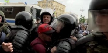 На акции в Москве ОМОН жестко "повязал" сторонника Путина
