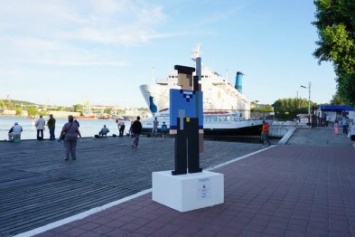 В центре Севастополя установили пиксельные скульптуры знаменитых офицеров (ФОТО)
