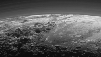 На Плутоне есть облака, дует ветер и идет снег, заявление ученых