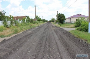 В Одесской области начали ремонтировать одну из самых разбитых дорог