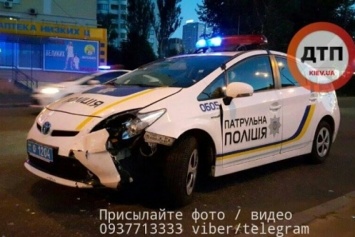 Девушка врезалась в полицейский автомобиль в Киеве