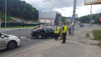 В Киеве военные прокуроры на автомобиле влетели в столб на высокой скорости