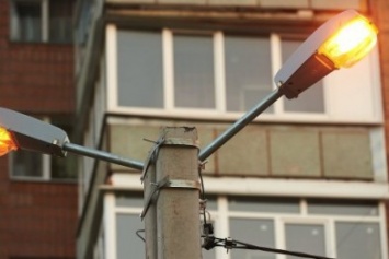 В Харькове продолжают устанавливать энергосберегающие уличные светильники