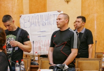 Сессия Одесского горсовета: "порядок" оберегали спортивного вида люди в штатском