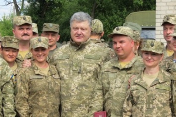 В Покровске Петр Порошенко передал военным медикам новый санитарный спецтранспорт (ФОТО)