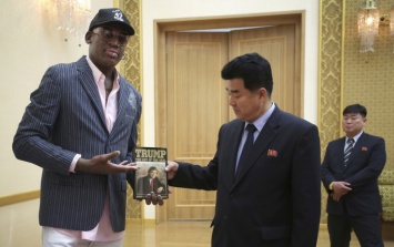 Экс-баскетболист NBA Деннис Родман подарил своему другу Ким Чен Ыну одну из книг Трампа