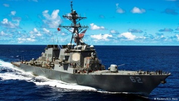Эсминец США столкнулся с филиппинским контейнеровозом
