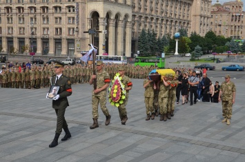 На Майдане простились с «Юджином», погибшим в зоне АТО: фото