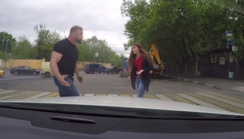 Сеть покорило видео, как хрупкая девушка нокаутировала накаченного водителя