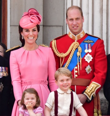 Все в розовом: принц Уильям и Кейт Миддлтон с детьми на параде в честь дня рождения королевы