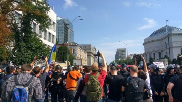 В центре Киева на Марше равенства прошли первые столкновения. Колонну пытались остановить