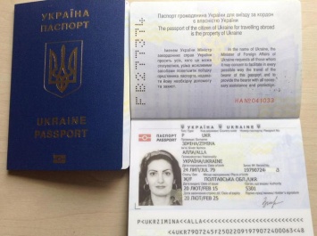 Украинский загранпаспорт за 500 долларов: в "МВД ЛНР" "помогают" населению "республики"