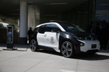 На улицы Лос-Анджелеса выедут полицейские BMW i3 и Tesla Model S