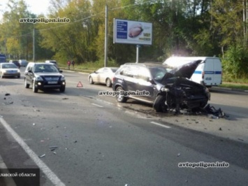 Резвое опережение по правой полосе завершилось встречей с BMW X5. ВИДЕО