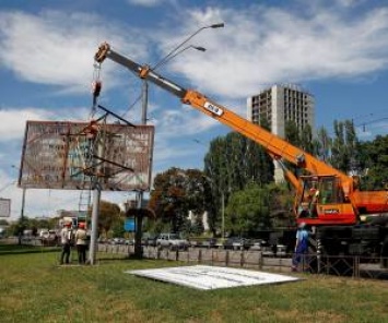 За месяц в столице демонтировали почти полтысячи объектов незаконной рекламы