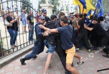Пока в Одессе судьи и юристы обсуждают, как наладить контакт с обществом, активисты с помощью газа срывают заседания
