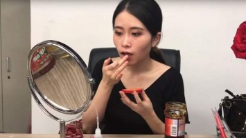 Вот что такое натуральная косметика. Китаянка сделал макияж тем, что нашла в офисе