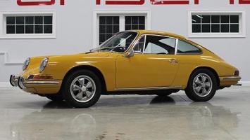 В Калифорнии на аукционе можно купить желтый Porsche 911 Coupe 1966 года выпуска