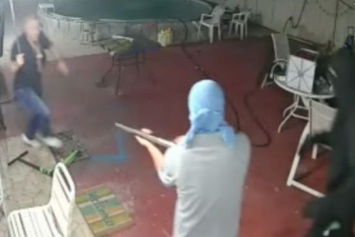 Житель Флориды одолел пятерых грабителей с ружьем (видео)