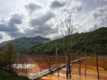 В Румынии деревню залило радиоактивное озеро: впечатляющие фото