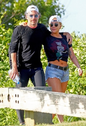 Леди Гага и Кристиан Карино на прогулке в Хэмптонсе