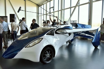 Словацкая компания AeroMobil показала в Париже летающий автомобиль