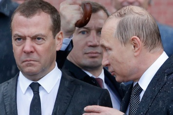 Лысый Путин и злой Медведев под дождем: эпическое фото из России